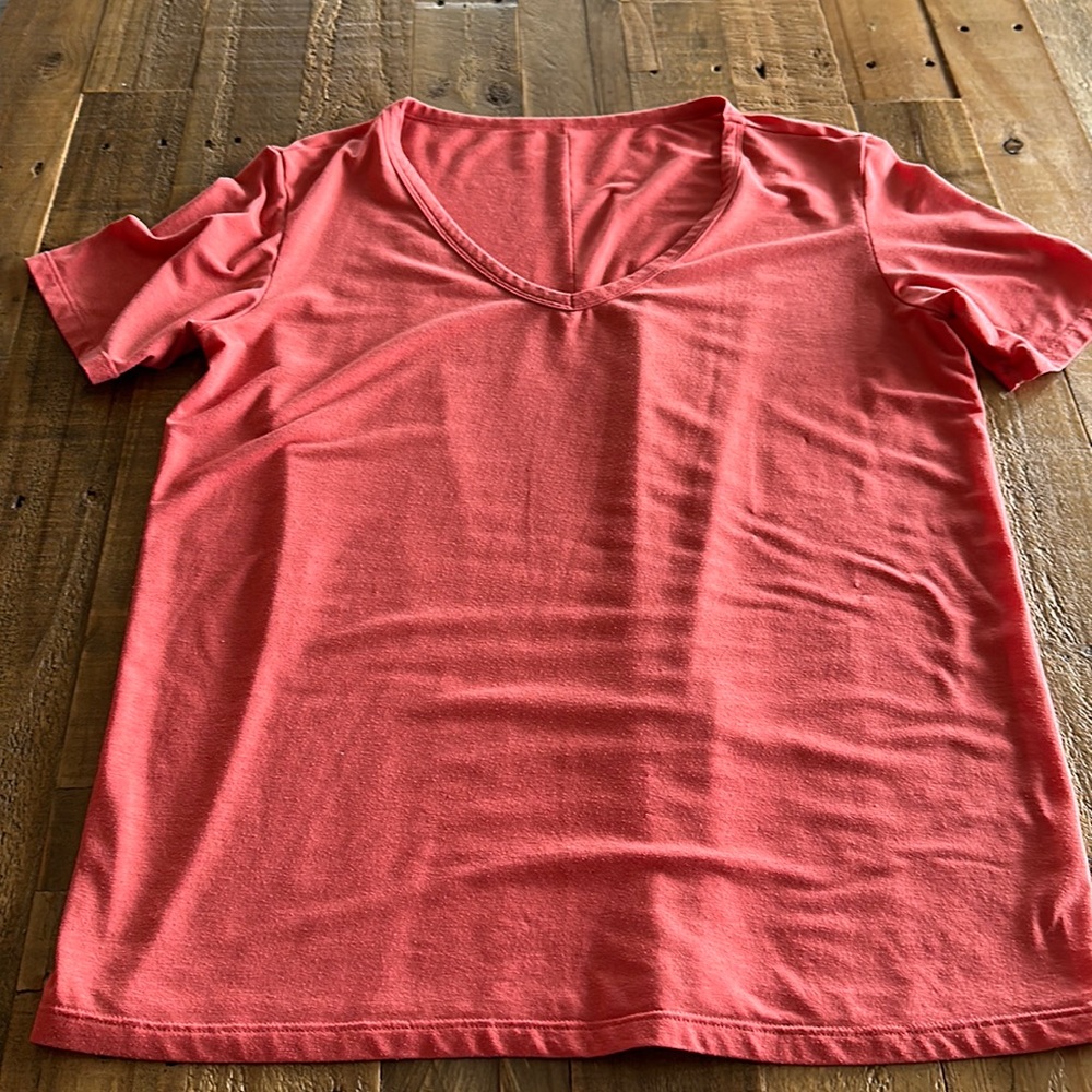 Alo Yoga Motion Tee in strawberry